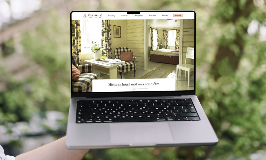 Mockup av nettsiden på en laptop