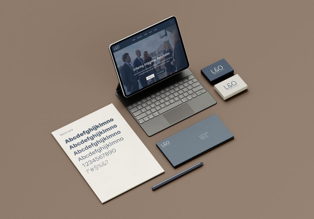 Mockup av trykksaker og laptop